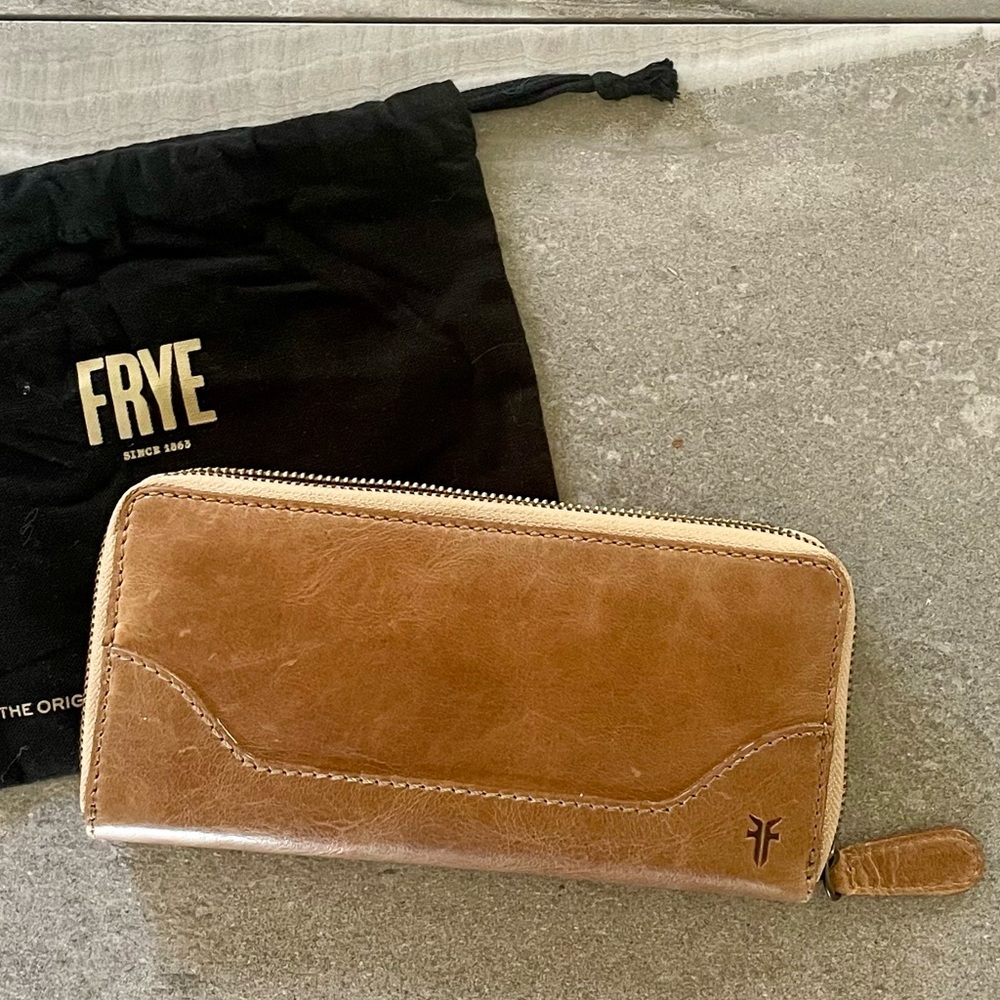 Frye Melissa Zip Wallet in Beige NWT